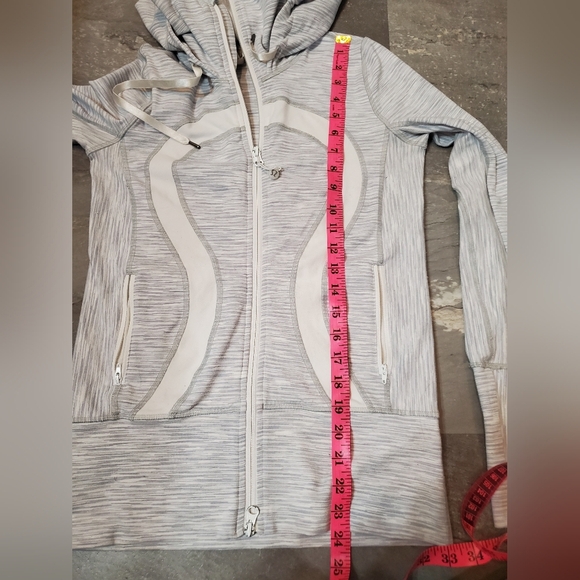 Lululemon Stride zip hooded jacket. Striped. Heathered grey and white. Size 2. - Picture 15 of 16
